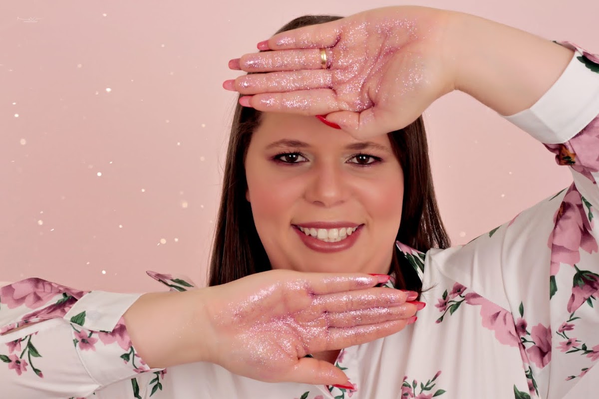 Daniela Magalhães apresenta uma manicure rosa