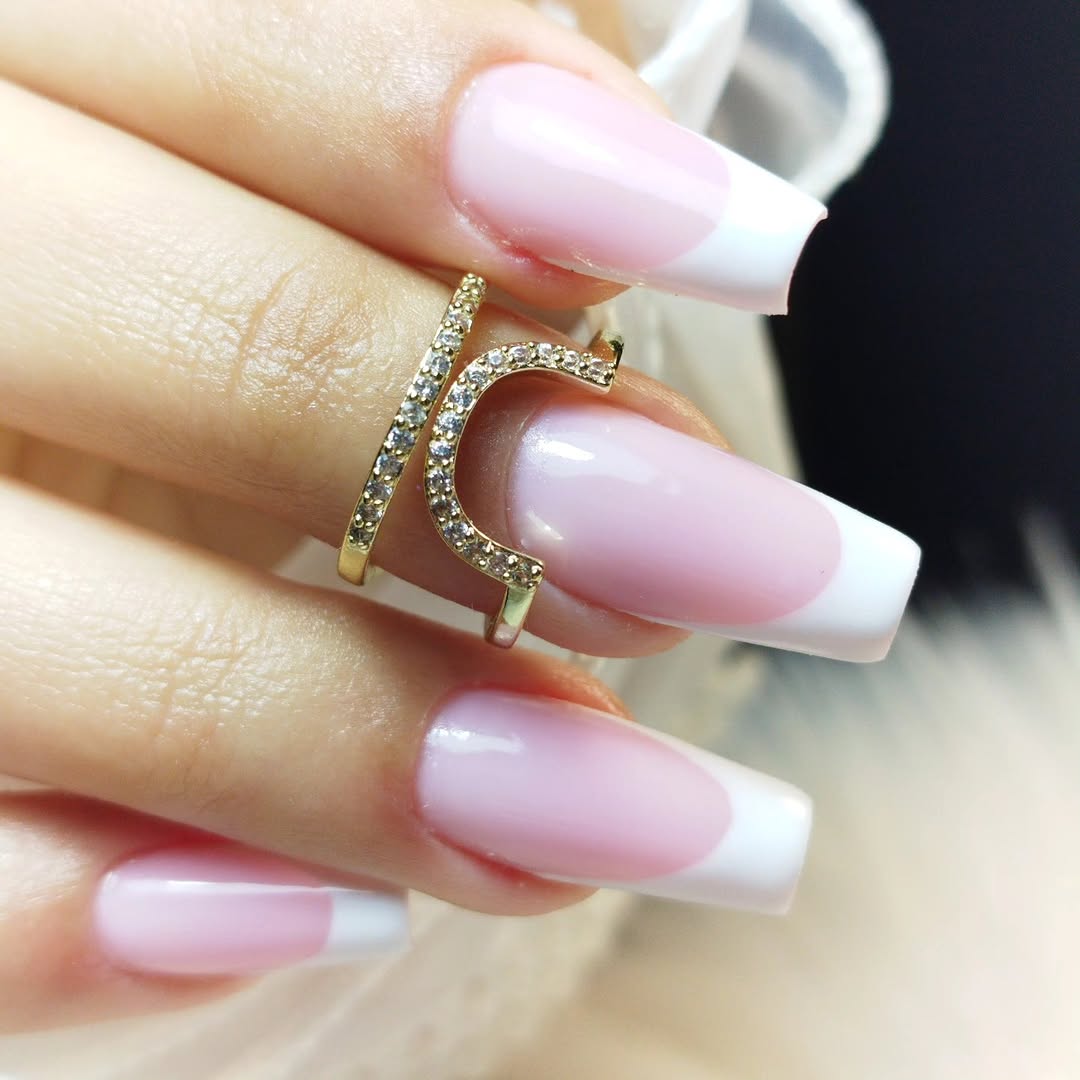 Trabalho de Daniela Magalhães com extensão rosa e francesa branca