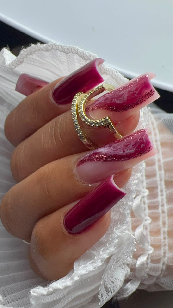 Trabalho de Daniela Magalhães em Molde F1 com acabamento bordô e nail art