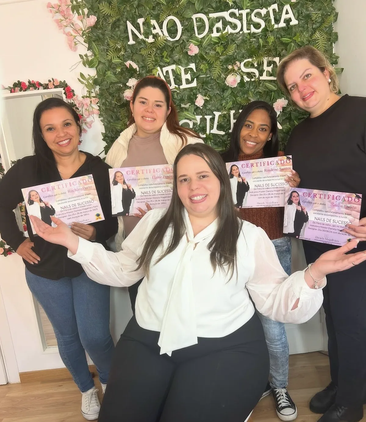 Daniela Magalhães com quatro alunas e os certificados da formação